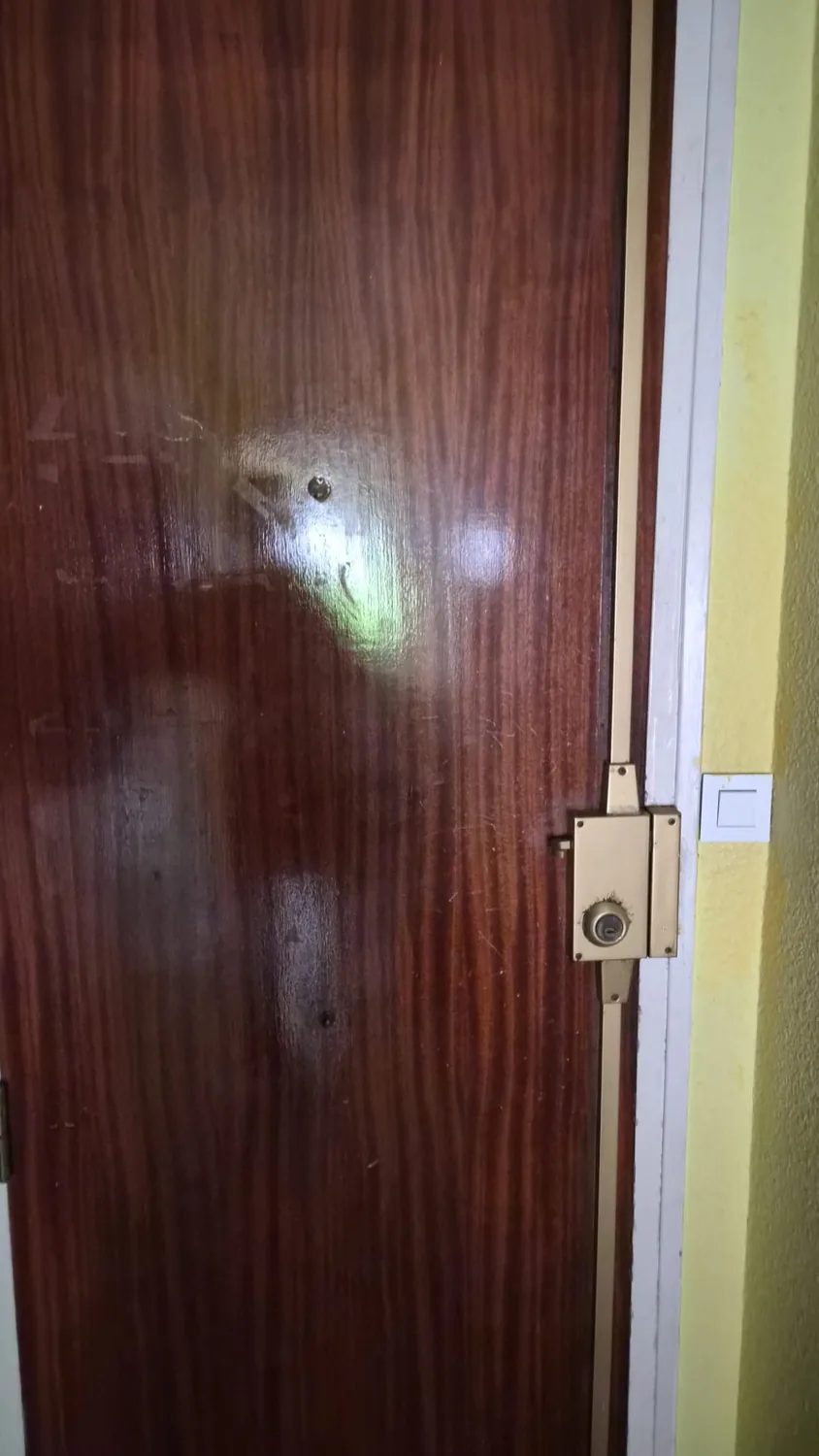 Detalle del cierre en una puerta de madera