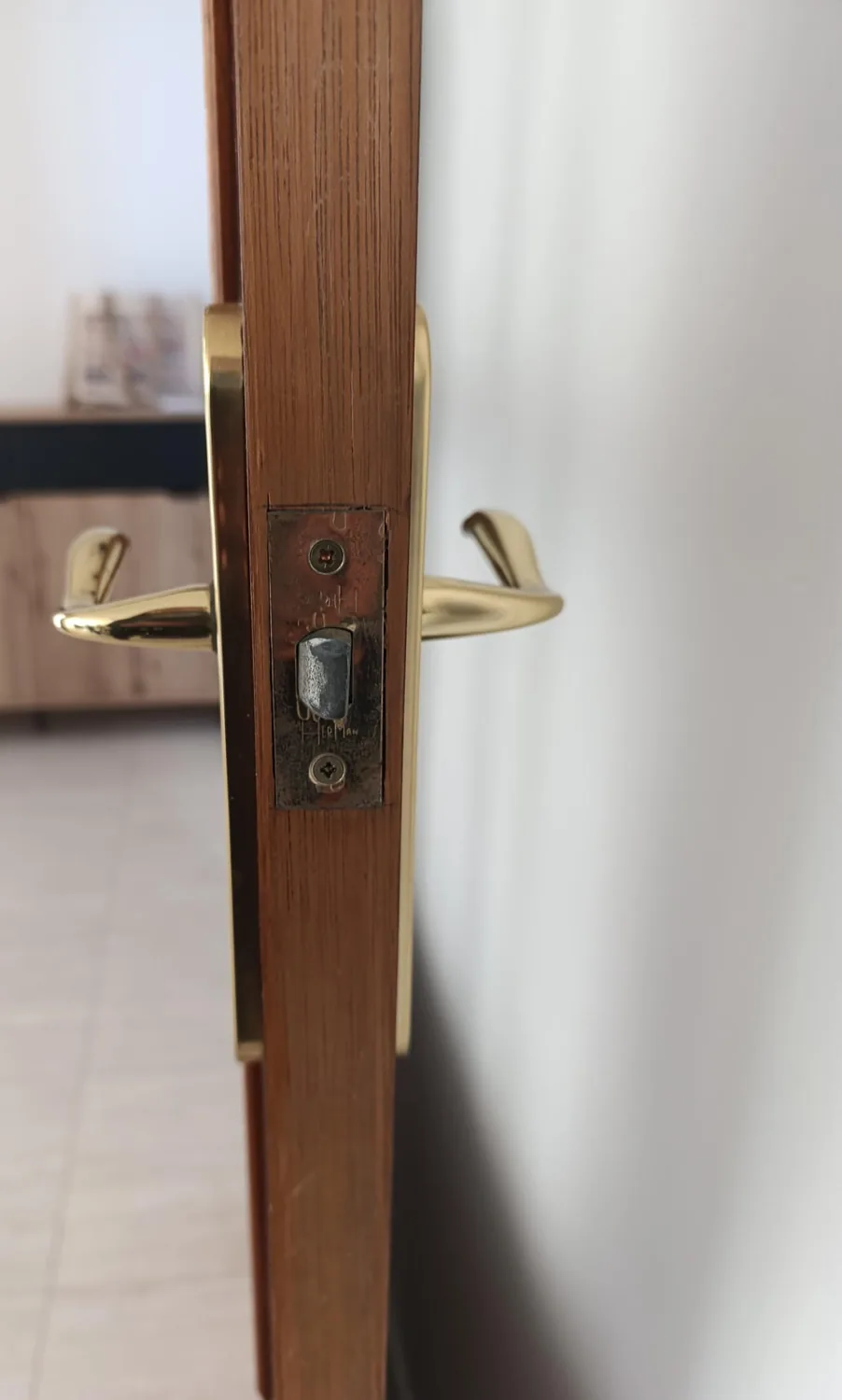 Manillas y canto de una puerta interior abierta