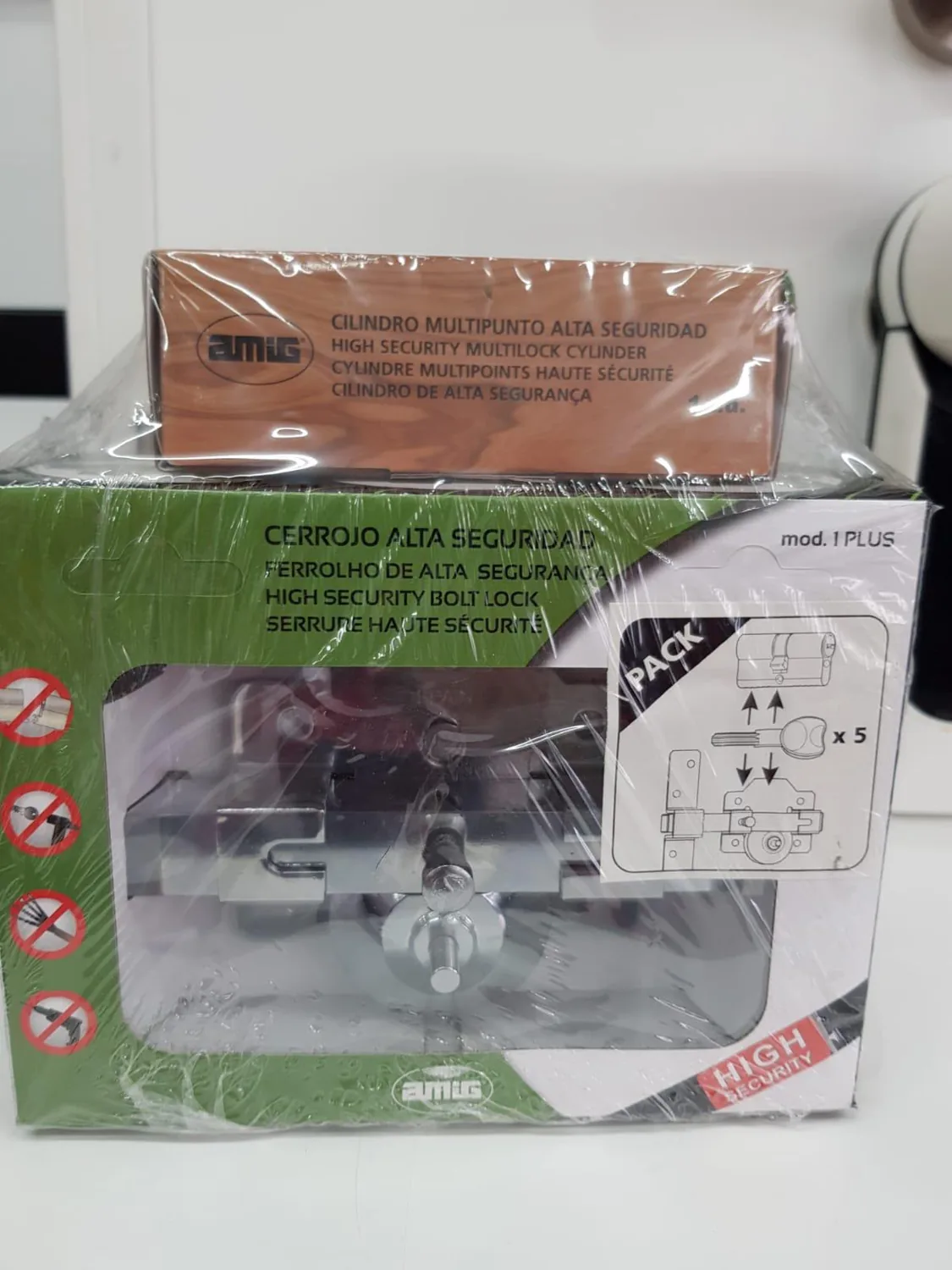 Material de cerrajería y embalaje de un cerrojo